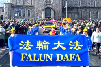 Ирландия. Практикующие Фалунь Дафа участвуют в параде в честь Дня святого Патрика в Голуэе