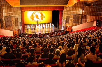Театралы Дании, Франции, Швейцарии, Канады и Америки благодарят Shen Yun за высокую духовность