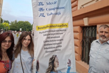 Румыния. Люди знакомятся с Фалунь Дафа и дают высокую оценку его руководящим принципам